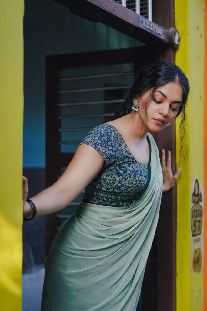Seiginra Velaiyil Song Lyrics