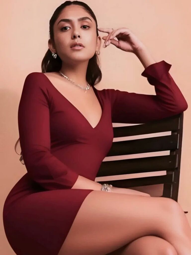 Mrunal Thakur Hot 