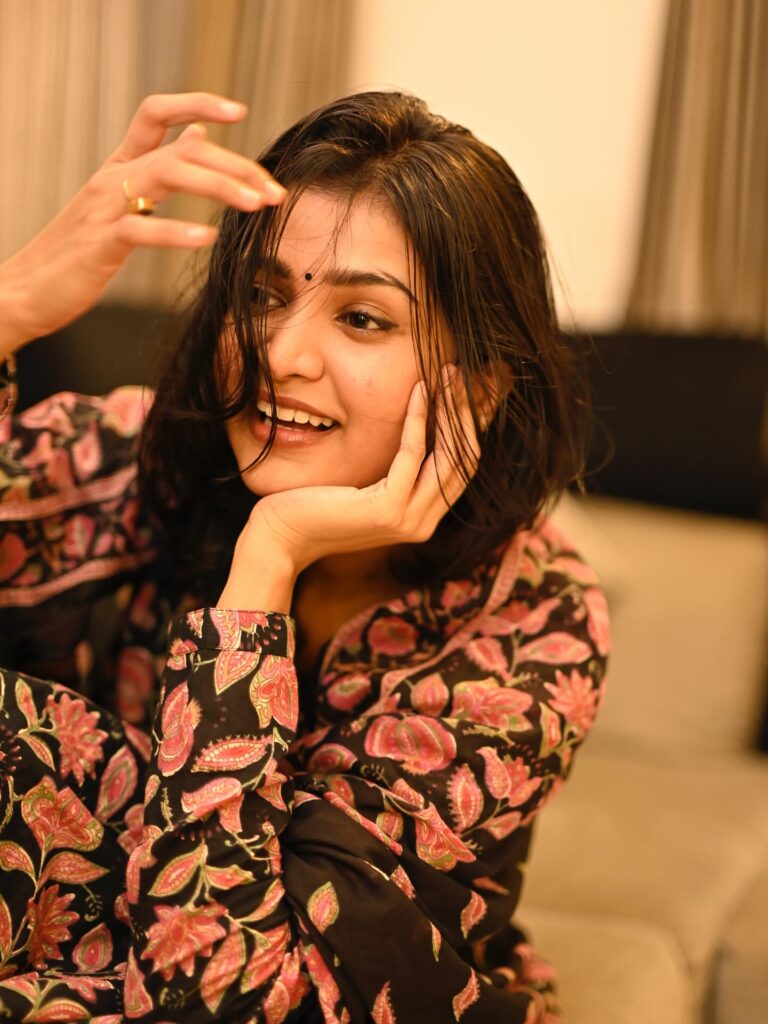 Kaadhal Ponmaan Lyrics Meaning