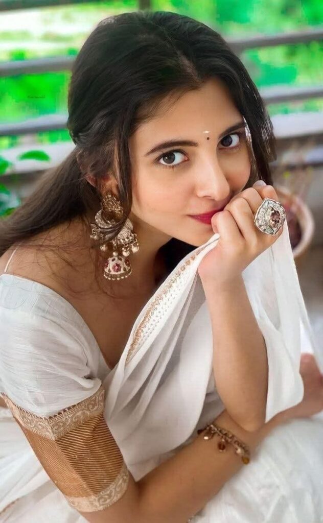 Nee Thaanae Naal Thorum Lyrics