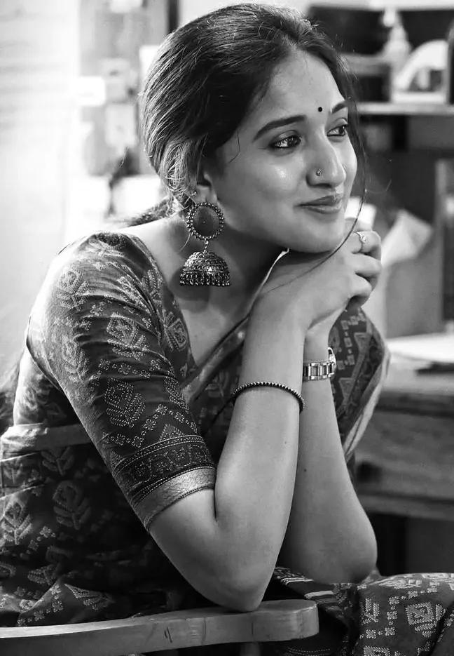 Dhevadhai Poloru song lyrics