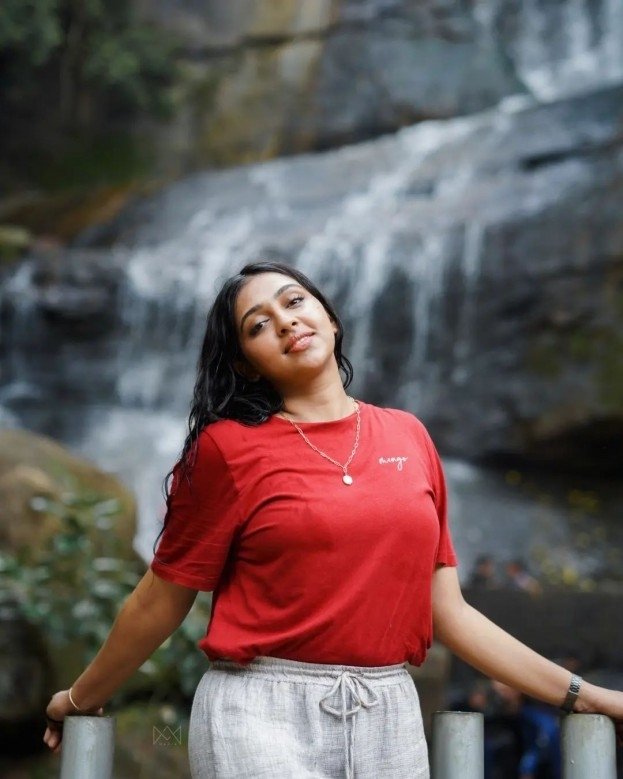 Onnum Puriyala Lyrics Translation