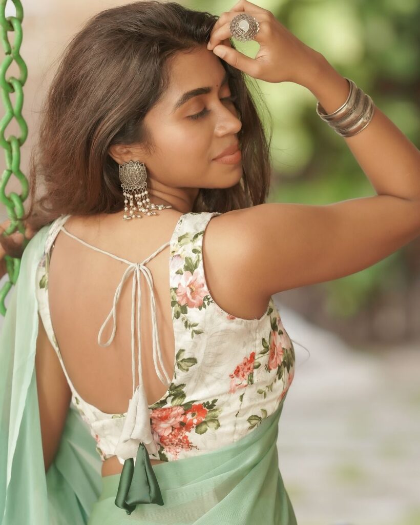 Dheivam Illayo Song Lyrics