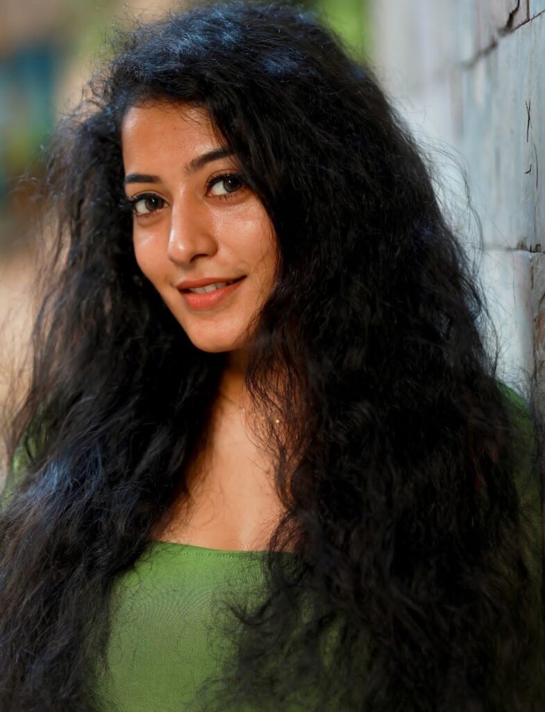 Nee Saaral Song Lyrics